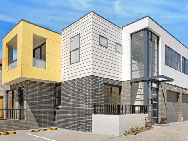 Townhouse for rent in Wollongong West, New South Wales