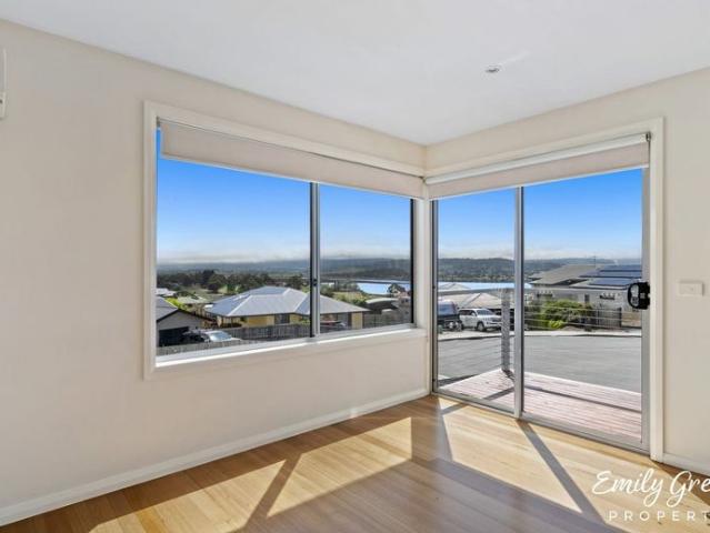 Townhouse for rent in Midway Point, Hobart
