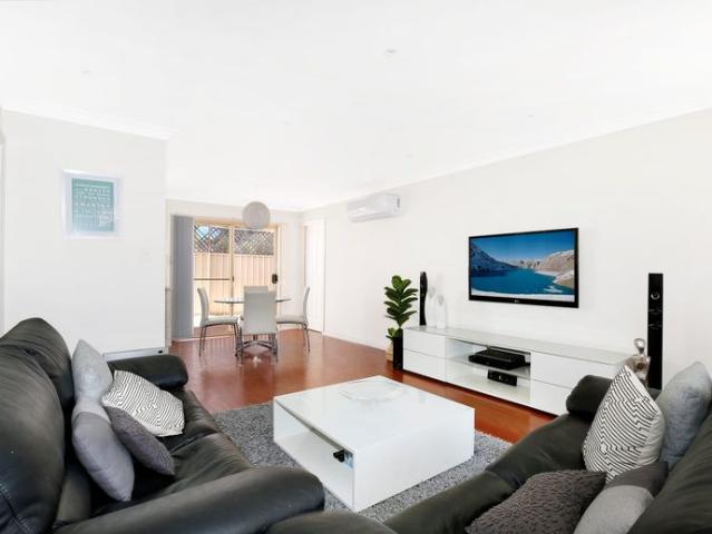 Townhouse for rent in Wollongong West, New South Wales