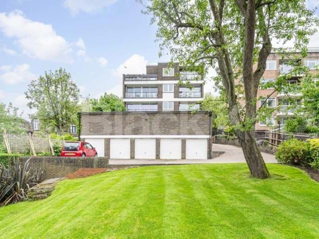 Apartment for rent in Shepherd's Hill, Greater London