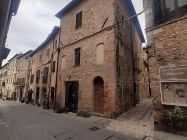 Locale Commerciale in vendita a Spello, Umbria