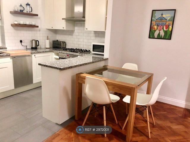 Apartment for rent in London Borough of Merton, Raynes Park