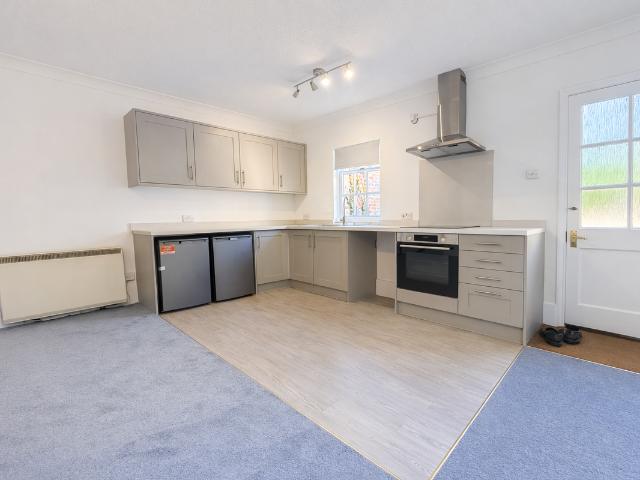 Apartment for rent in Row Town, Surrey