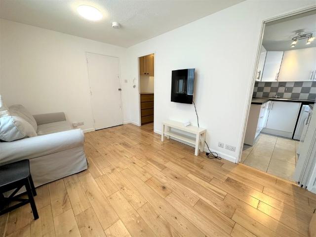 Apartment for rent in West Kensington, Greater London