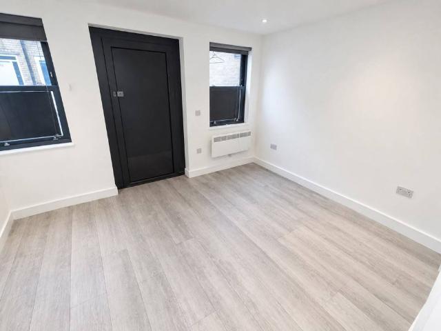 Studio for rent in East Molesey, Elmbridge
