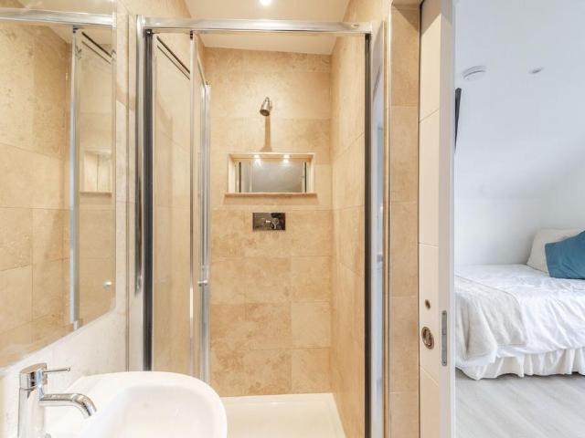 Apartment for rent in Strand-on-the-Green, Greater London