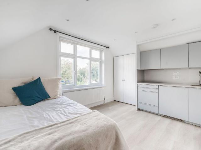 Studio for rent in Strand-on-the-Green, Greater London