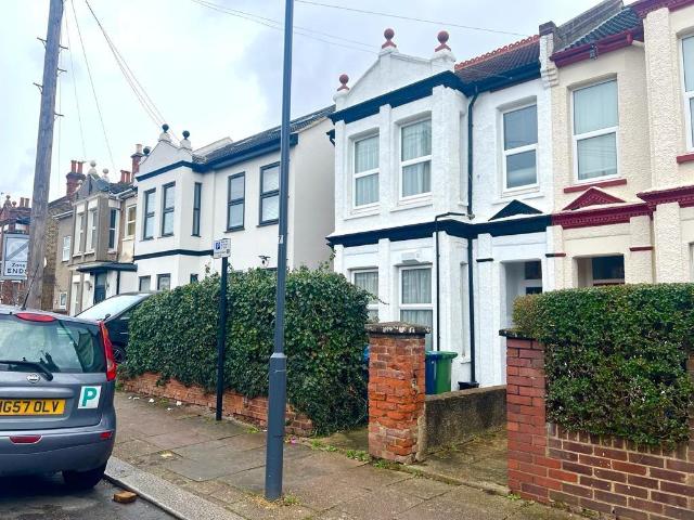 Apartment for rent in Harrow Weald, Greater London