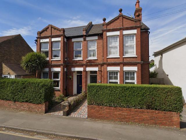 Apartment for rent in Harrow Weald, Greater London