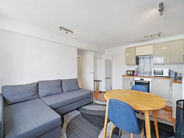 Apartment for rent in London Borough of Merton, Raynes Park