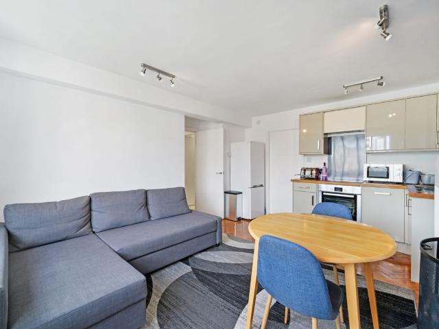 Apartment for rent in London Borough of Merton, Raynes Park