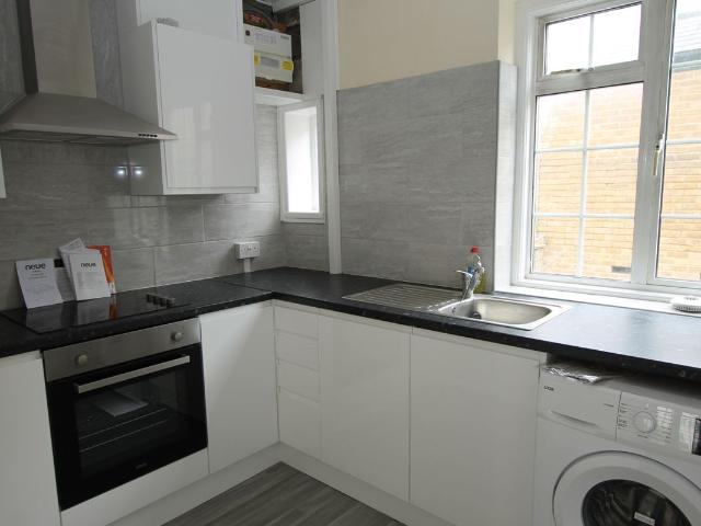 Apartment for rent in London Borough of Merton, Raynes Park