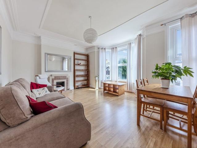 Apartment for rent in Brondesbury, Greater London