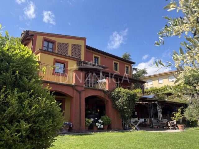 Locale Commerciale in vendita a Crespina Lorenzana, Crespina