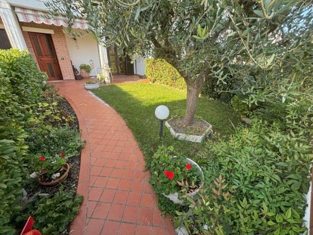 Villa Indipendente in vendita a Rivoltella del Garda, Desenzano Del Garda