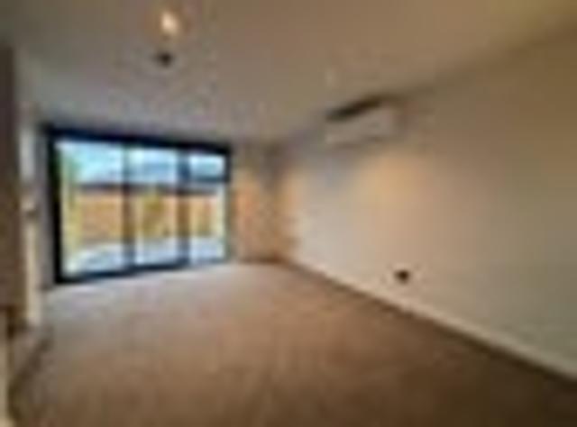 Townhouse for rent in Chaslands, Canterbury