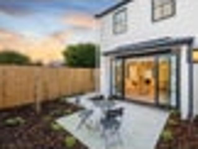 Townhouse for rent in Chaslands, Canterbury