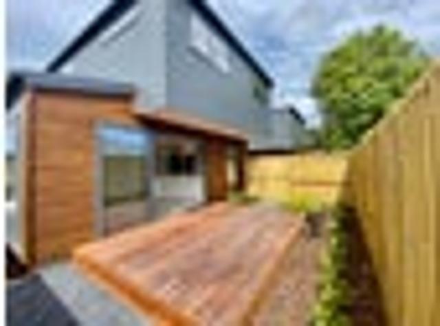 Townhouse for rent in Chaslands, Canterbury