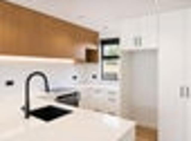 Townhouse for rent in Chaslands, Canterbury