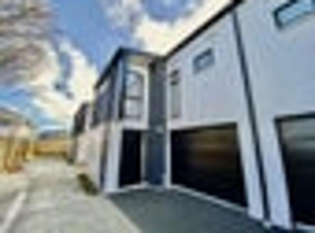Townhouse for rent in Chaslands, Canterbury