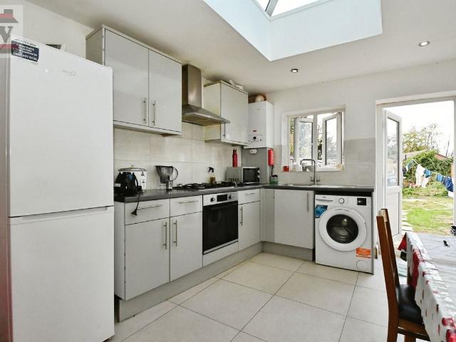 Apartment for rent in Lampton, Greater London
