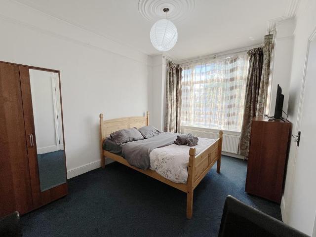 Apartment for rent in Lampton, Greater London