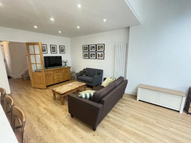 House for rent in Counters End, Pouchen End