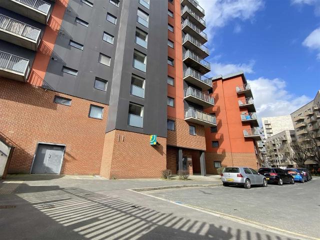 Apartment for rent in Roding Riverside, Greater London
