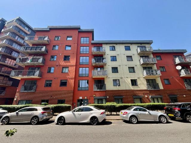 Apartment for rent in Roding Riverside, Greater London
