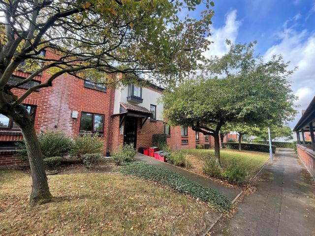 Apartment for rent in Woodloes Park, Green Close