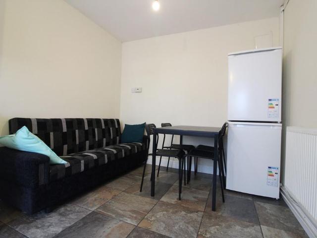 Townhouse for rent in Whitley, Reading