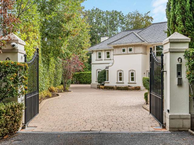 House for rent in Row Town, Surrey
