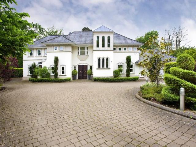 House for rent in Row Town, Surrey