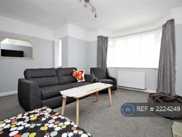 Apartment for rent in Little Stanmore, Greater London