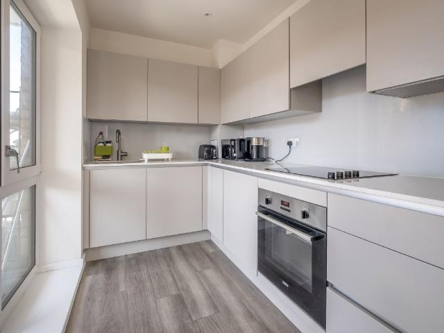 Apartment for rent in Summerstown, Greater London