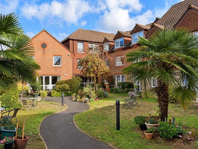 Apartment for rent in Weybridge, Elmbridge