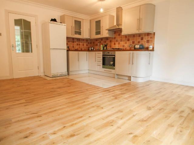 Apartment for rent in Heatherside, Heol-las