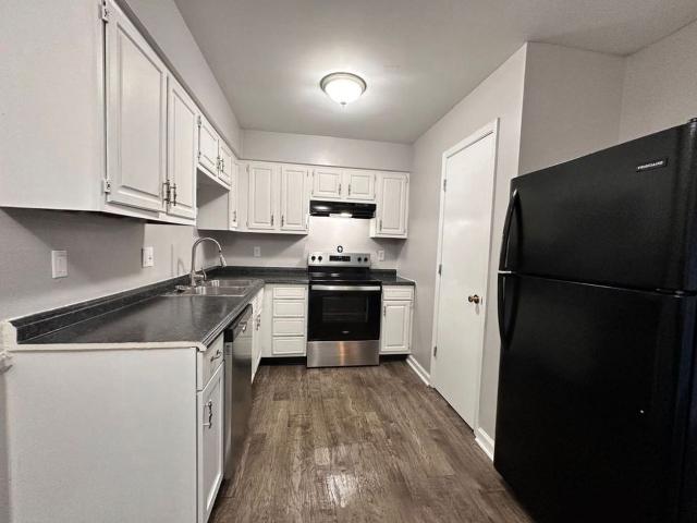 Apartment for rent in Woodford Village, Versailles