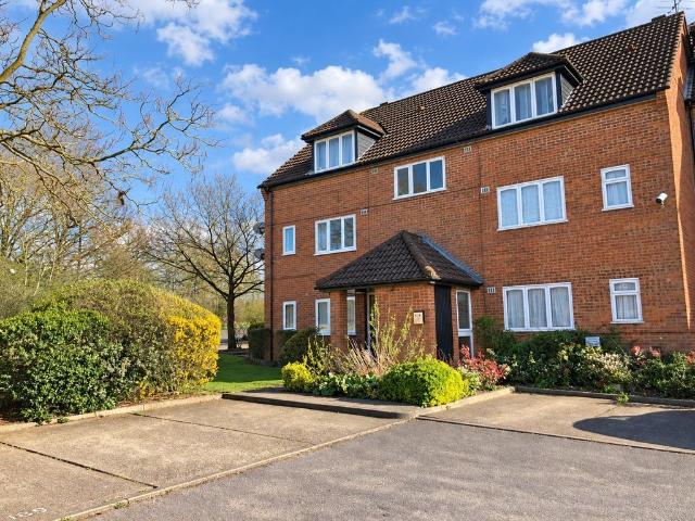 Apartment for rent in Broadfields, Greater London