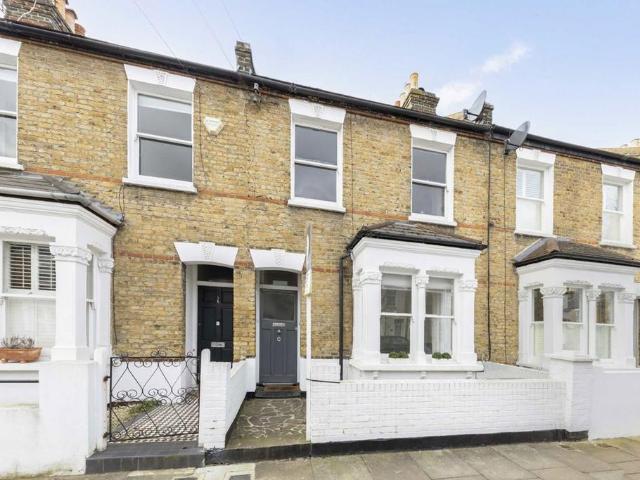 Apartment for rent in Summerstown, Greater London