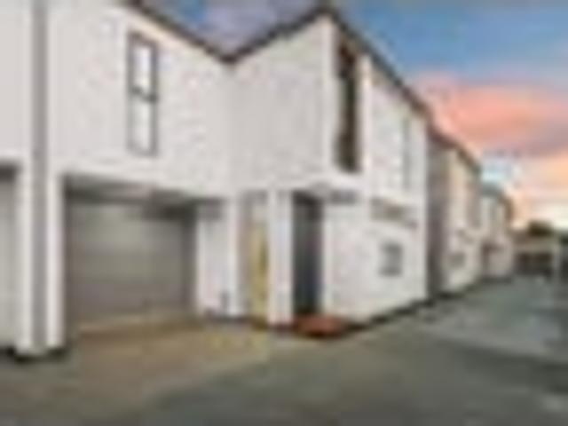 Townhouse for rent in Saint Albans, Canterbury