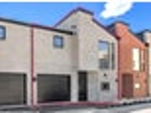 Townhouse for rent in Heathcote, Canterbury