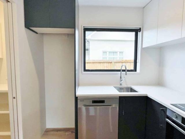 Townhouse for rent in Edgeware, Canterbury