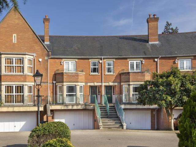 House for rent in Row Town, Surrey