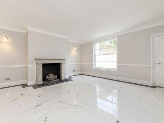 Townhouse for rent in St. John's Wood, Greater London