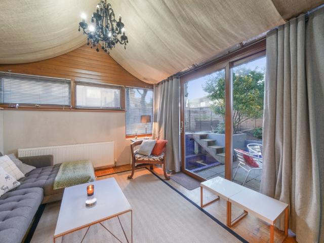 Apartment for rent in Summerstown, Greater London