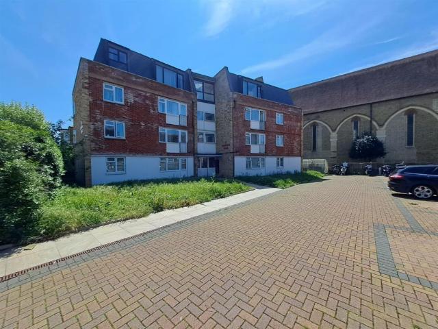Apartment for rent in London Borough of Merton, Mitcham