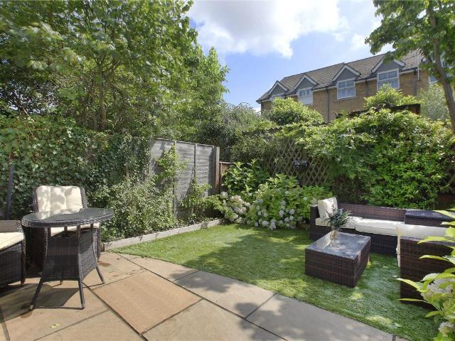 Apartment for rent in Summerstown, Greater London