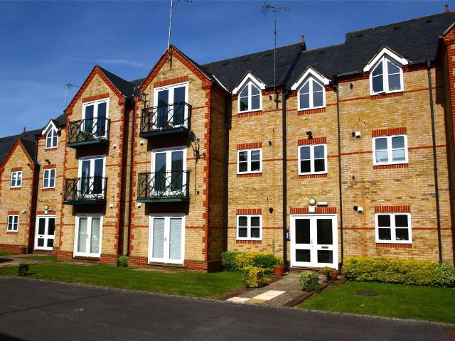 Apartment for rent in Row Town, Surrey