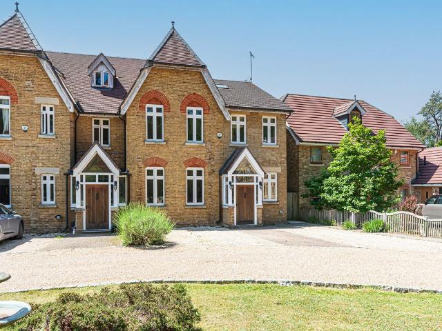 House for rent in Heol-las, Surrey